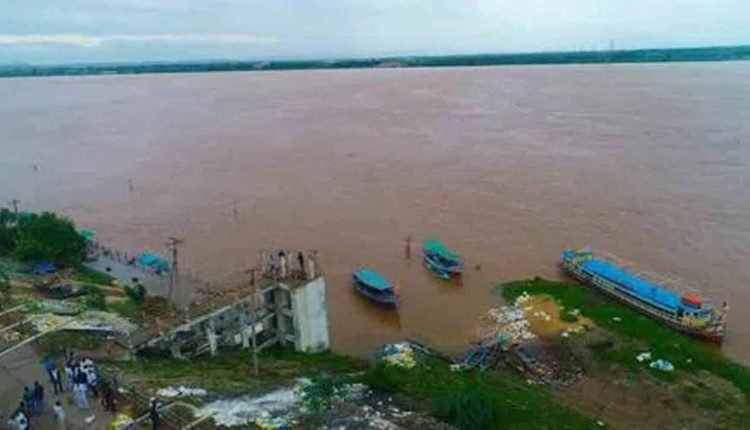Water Level In Godavari Crossed The Third Warning Level 
