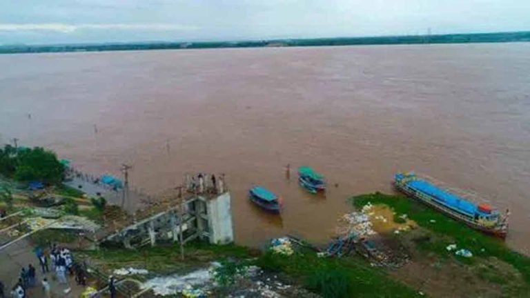 Water Level In Godavari Crossed The Third Warning Level 