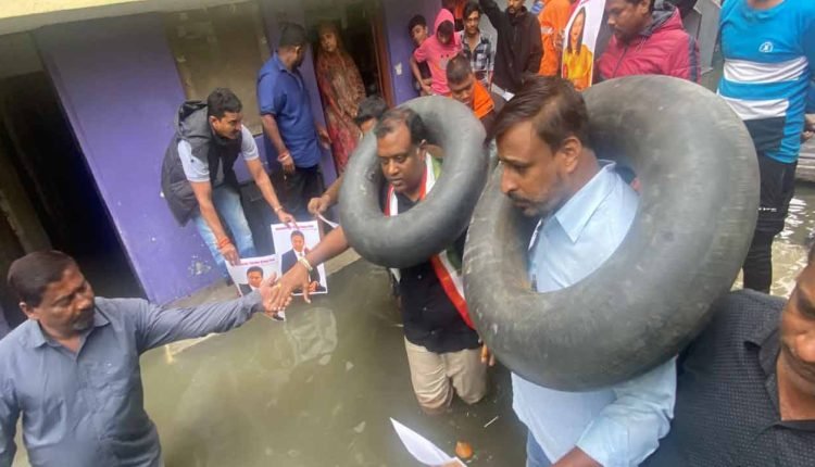 Congress leader hold novel protest against inundation of localities