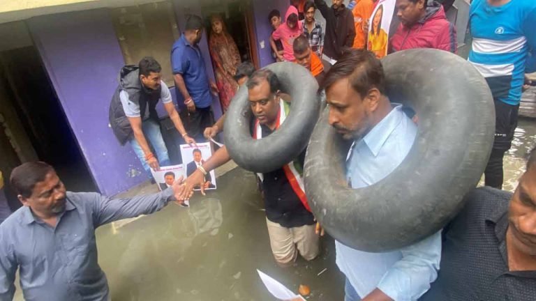 Congress leader hold novel protest against inundation of localities