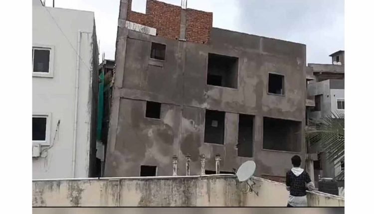 Watch: Tension among people fearing collapse of building in Bahadurpura