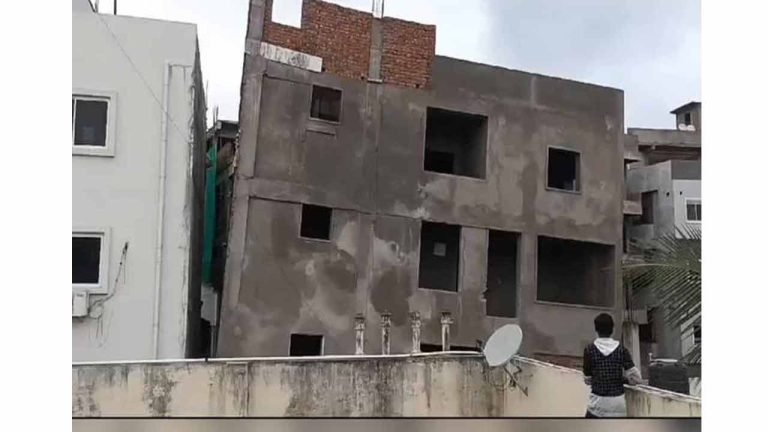 Watch: Tension among people fearing collapse of building in Bahadurpura