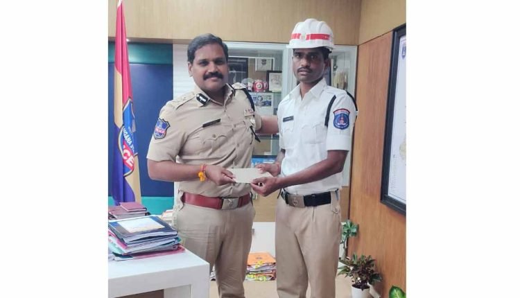 Cyberabad CP congratulated Traffic PC for saving lives