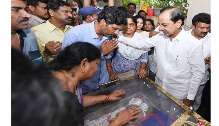 CM KCR Paid Tributes To The Revolutionary Singer Gaddar