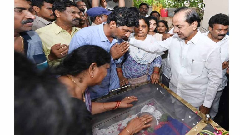 CM KCR Paid Tributes To The Revolutionary Singer Gaddar