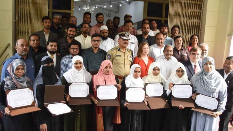 37 Urdu Journalists Pass Out Fact Check Course From OU