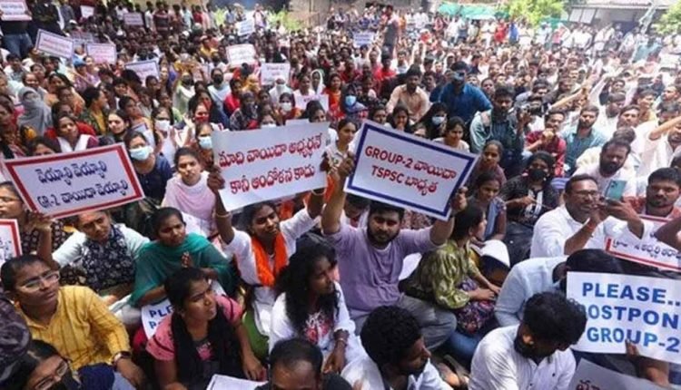 TSPSC Gherao: Lathi Charge on Group-2 Candidates