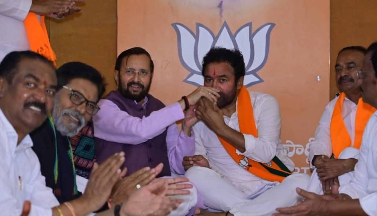 Kishan Reddy's 24-Hour Hunger Strike Ended: Union Minister Prakash Javadekar Offer Juice