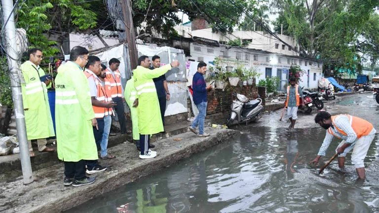 GHMC Commissioner inspected the places of rain water in Secunderabad