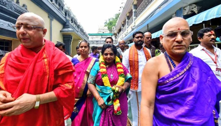 Governor Visited Indrakeeladri Durgamma Temple And Prayed For The Success Of Aditya-L1