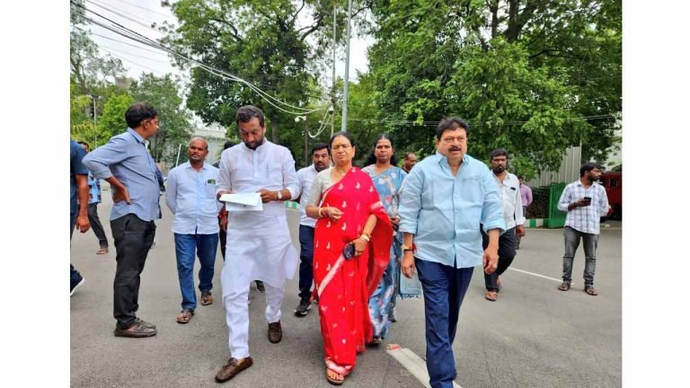 DK Aruna Went To The Assembly Speaker And Secretary To Submit A High Court Copy But Disappointed To See No One There 