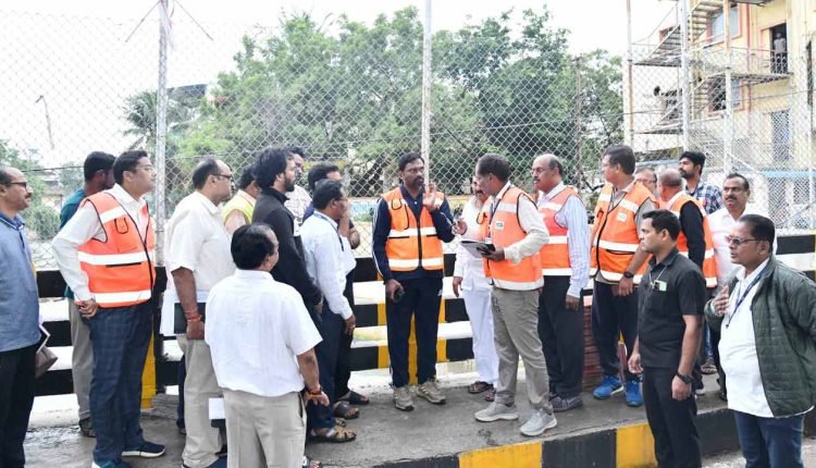 Construction of retaining wall on Hussain Sagar Surplus Nala