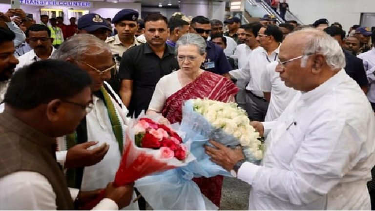 Congress Top Leaders Arrives In Hyderabad