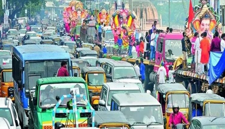Traffic Jam in Hyderabad Due to Ganesh Nimajjanam