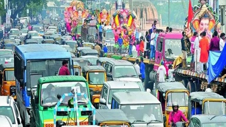 Traffic Jam in Hyderabad Due to Ganesh Nimajjanam