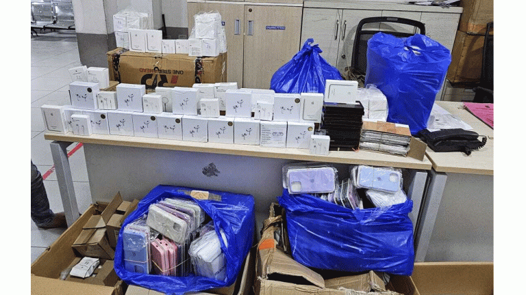 Four Apprehended For Selling Duplicate Apple iPhones And Accessories