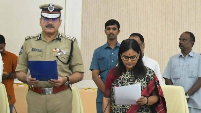 Santhi Kumari Administered The Rashtriya Ekta Diwas Pledge