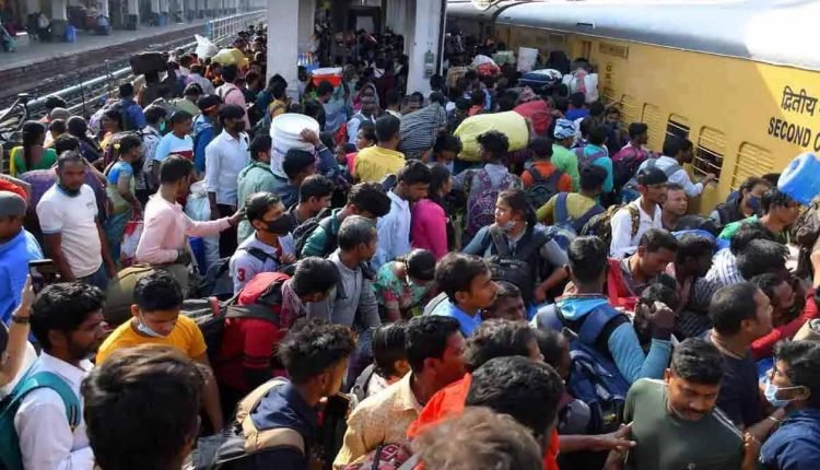 Railway Stations And Bus Stops In Hyderabad Crowded Ahead Of Dussehra