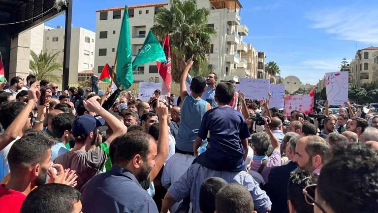 Israel-Hamas War: Slogans In The Favor Of Palestinians