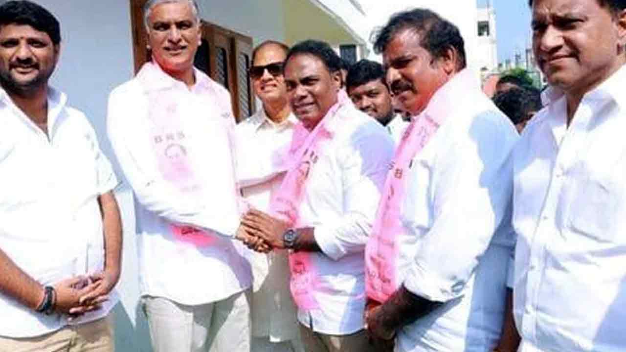 Andole BJP Candidate Babu Mohan’s Son Joins BRS | INDToday