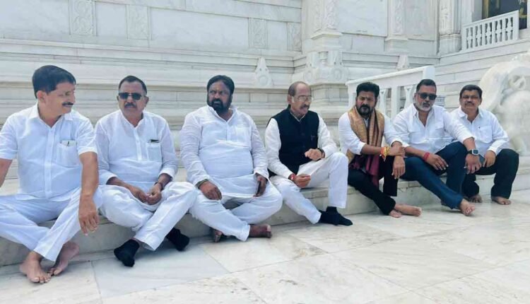 Police Stopped Congress Leaders Going To The Birla Mandir