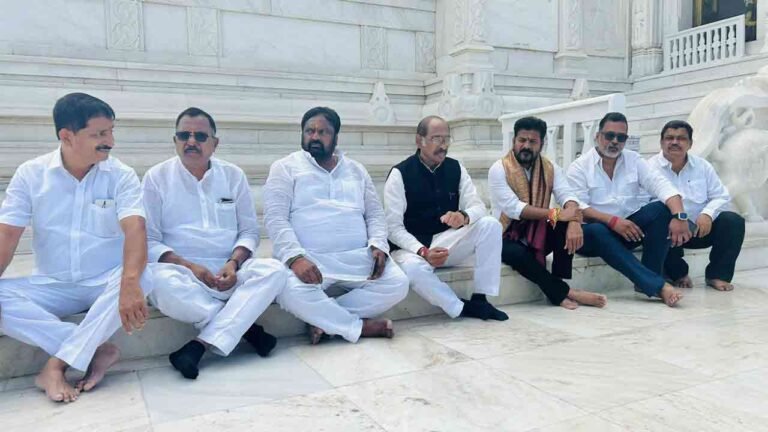 Police Stopped Congress Leaders Going To The Birla Mandir