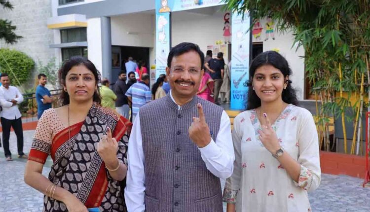 Telangana Elections: TSRTC MD VC Sajjanar Votes in Kondapur