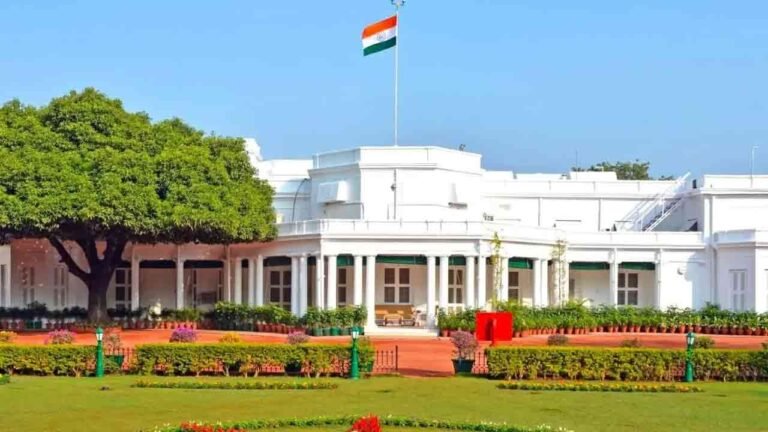 Former CJI Leaves Rashtrapati Bhavan Leaving Official Car