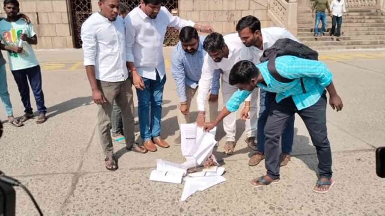 Youths Burn Congress Manifesto For Not Implementing Unemployment Benefit Scheme