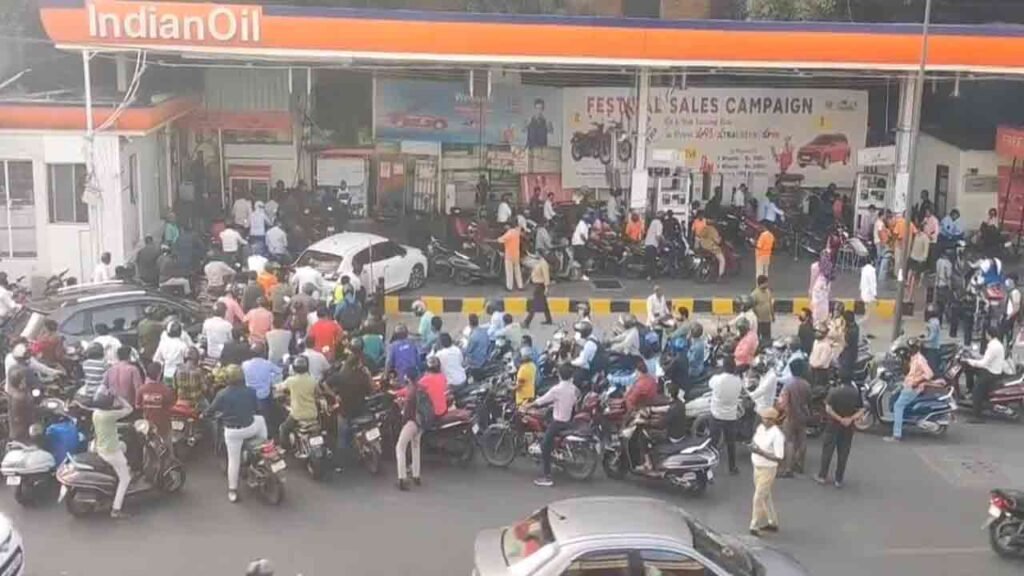 Hyderabad Long Queues at Petrol Pumps As Truck Drivers Protest INDToday