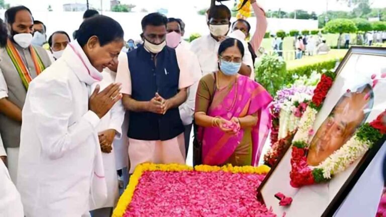KCR, KTR Welcome Bharat Ratna To PV Narasimha Rao 