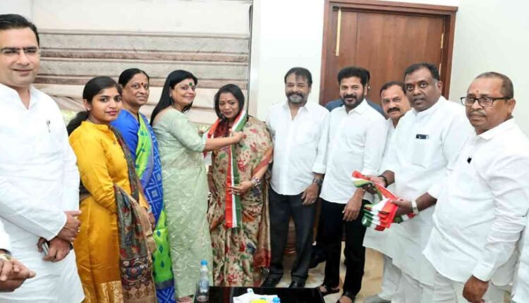 WATCH | Hyderabad Mayor Gadwal Vijayalaxmi Joins Congress