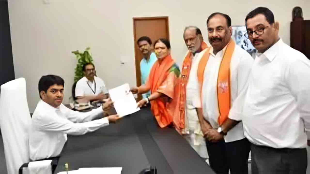 BJP Candidate D.K Aruna Files Nomination For Mahabubnagar Lok Sabha Seat 