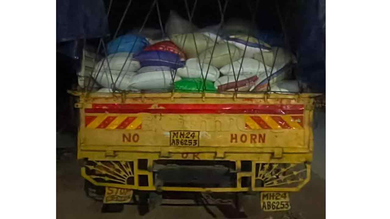 SOT Cyberabad Police Nabbed A Gang Smuggling PDS Rice To Maharashtra