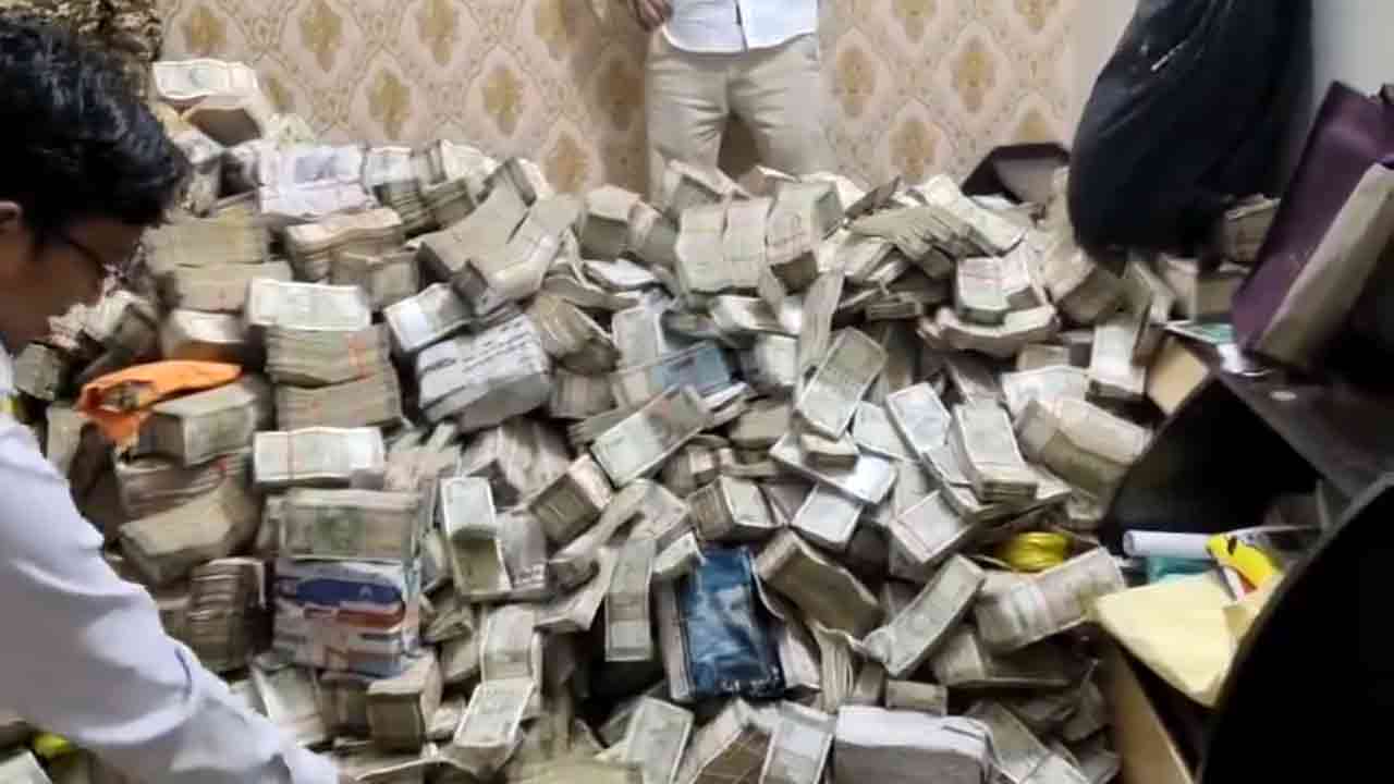 25 Cr Cash Found From Aide Of Jharkhand Minister