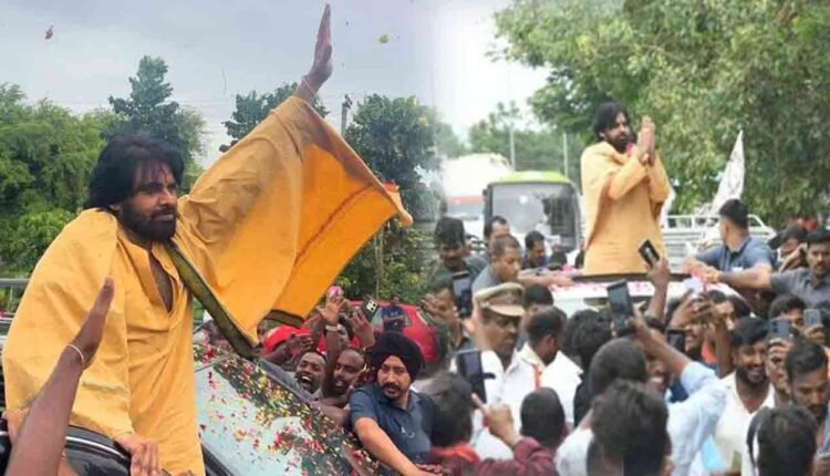 Fans Greets Pawan Kalyan Along His Way To Kondagattu