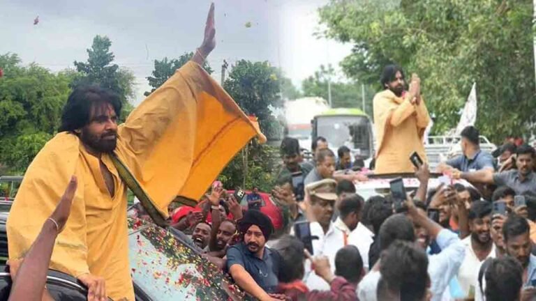 Fans Greets Pawan Kalyan Along His Way To Kondagattu