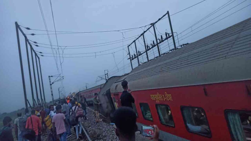 Howrah-Mumbai Express Derails: 2 Dead, Many Injured