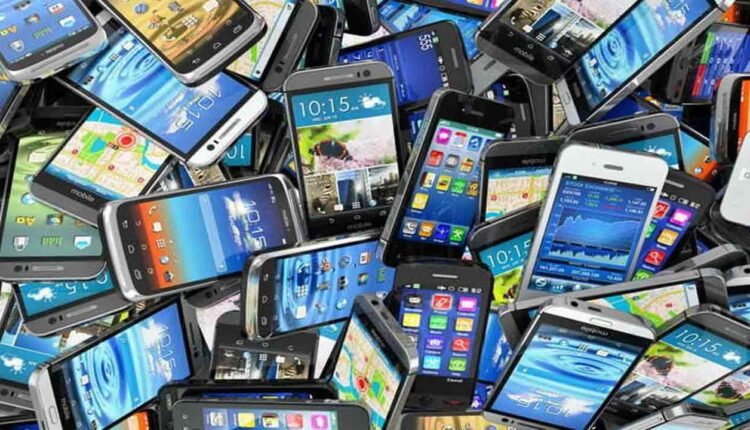 Cyberabad Police Hands Over 345 Lost Mobiles To Owners