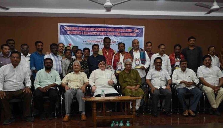 Assured To Solve Journalist's Problems Including House Site, Health Card, Accreditation: Ponnam Prabhakar 