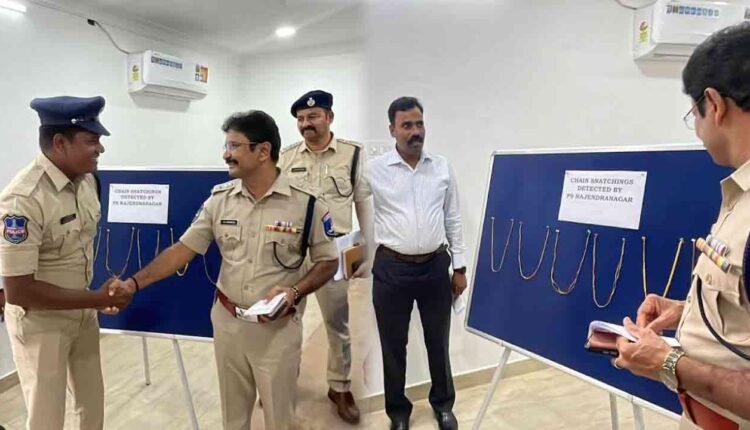 Police Apprehended Two Notorious Snatching Offerneds: Recovered 6 Chains Worth Rs.11.10 Lakhs 
