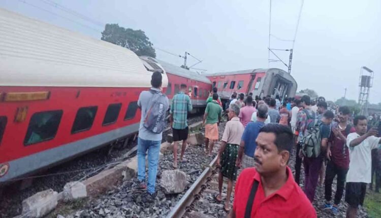 Howrah-Mumbai Express Derails: 2 Dead, Many Injured
