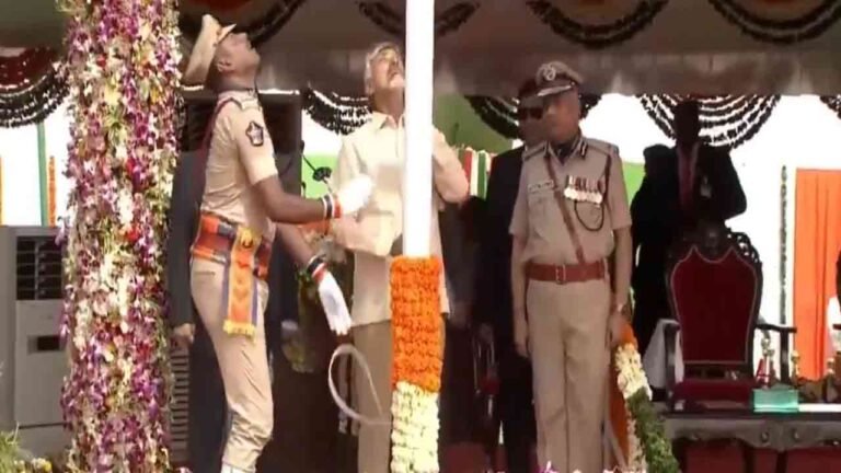 Chandrababu Naidu Hoists National Flag At Indira Gandhi Stadium