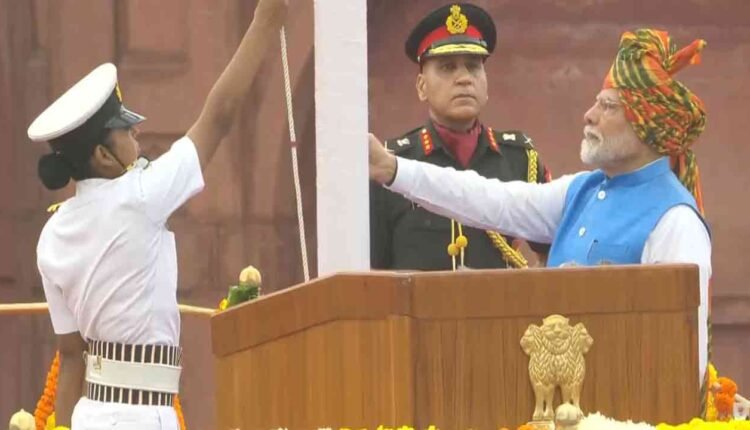 PM Modi Hoists National Flag at Red Fort for Independence Day