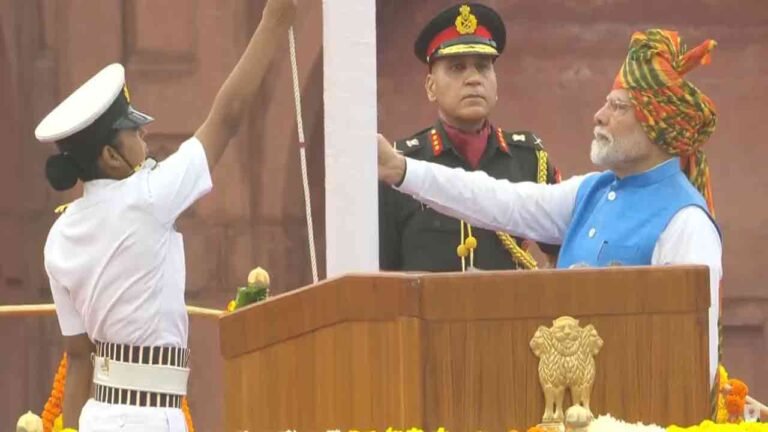 PM Modi Hoists National Flag at Red Fort for Independence Day
