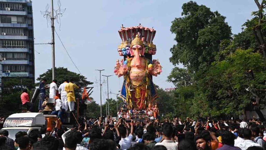 Thousands Of Devotees Flock Tankbund To Join Khairatabad Ganesh Visarjan