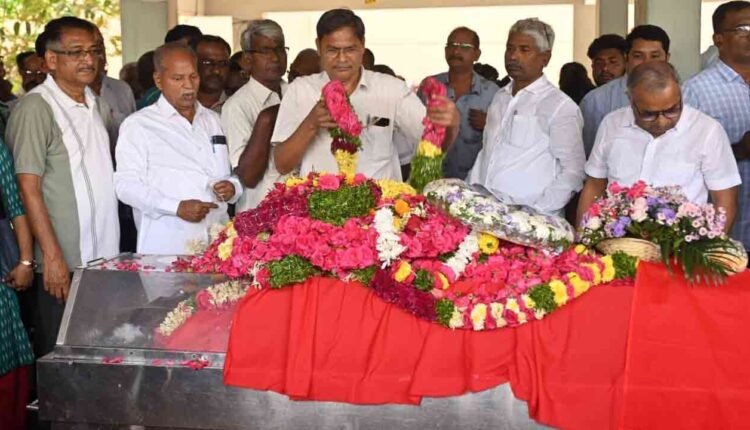 CPI Leader Narayana Pay Tribute To Saibaba's Body At Gunpark