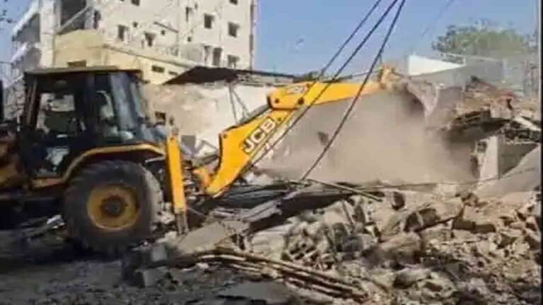 Demolition Drive In Tadbund Ahead Of Aramghar Flyover Opening