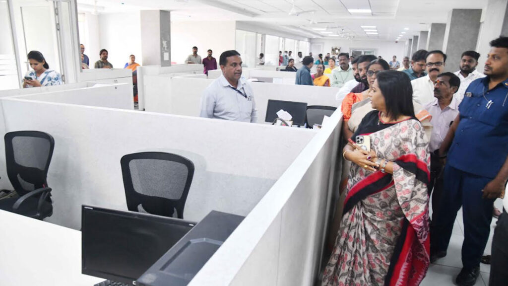 Employees should follow the time regime: Mayor Gadwal Vijayalakshmi