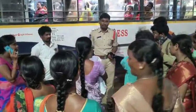 Women Fight In RTC Bus; One Loses Mangalsutra